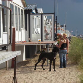 Voor het strandhuisje in Ijmuiden