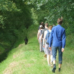 op weg naar blotevoetenwandeling op het aamsveen. Nora heeft het…