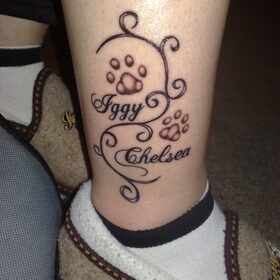 Deze tattoo heb ik vorig jaar laten zetten, voor mijn hondjes.