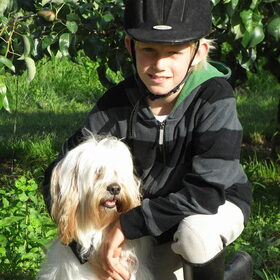 Joy met mn broertje bij de paarden