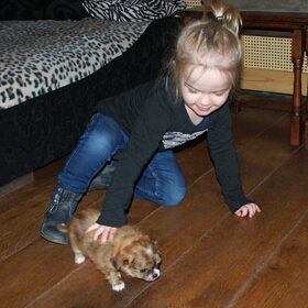 Kennis maken met kleindochter Lara.