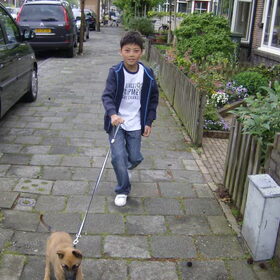 een klein eindje wandelen met de buurjongen is ook wel fijn