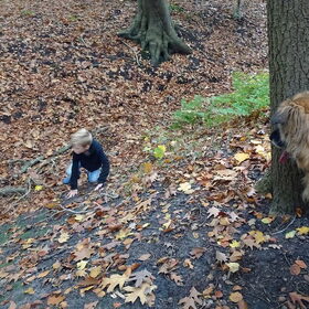 Loca verliest haar kleine baasje niet uit het oog.