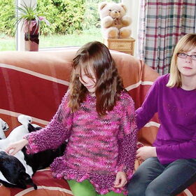 HIER BEN IK OP DE FOTO MET 2 VRIENDINNETJES VAN ME; AMANDA EN…