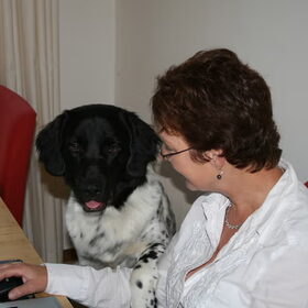 Als mijn vrouw op onze laptop zit t werken is Foppe er als de…