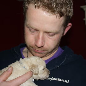 Baasje met lorenzo, bijna 2 weken oud