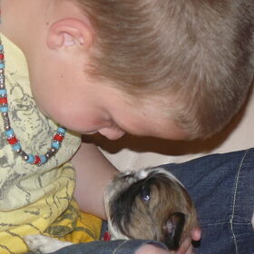 Mijn zoon een intiem momentje met 1 van de pupjes