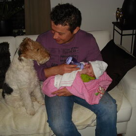 Morris met Fenna en baasje....Die fles zou hij ook wel willen!!!