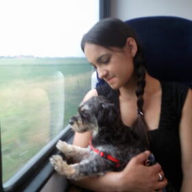 Voor het eerst in de trein.. En wat vond ze het mooi!! Samen met…
