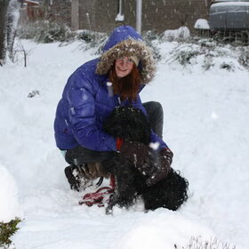 bounty en ik in de sneeuw met 3 lagen handschoenen aan