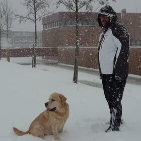 Noa en de baas in de sneeuw