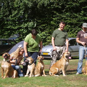 famalie-reunie: vlnr mama Star, ikke, Anton, Sofie met zus Moka…