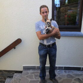 dit is mijn hondje mizka op mijn man zijn armen in ouren
