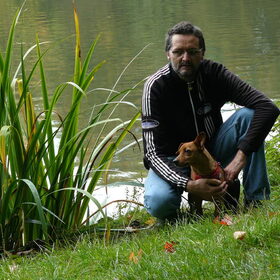 Rocky met big boss aan vijver stadspark