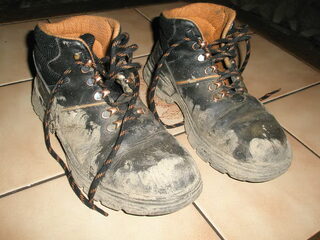 In de modder graven.